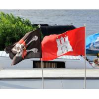 5379_7006 Piratenflagge mit Totenkopf und Hamburg Fahne auf dem Hamburger Fischmarkt. | 